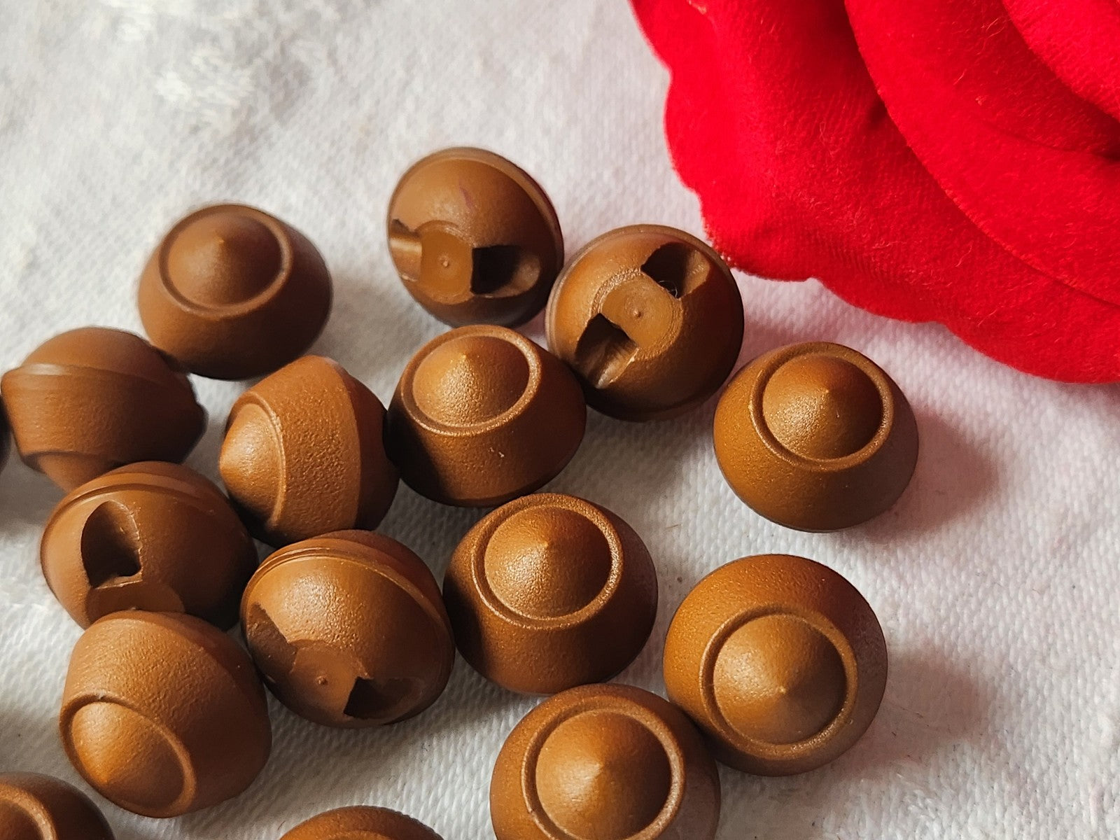 Lot 16 boutons vintage marron dome noisette pied petits 1,3 cm ref 1673