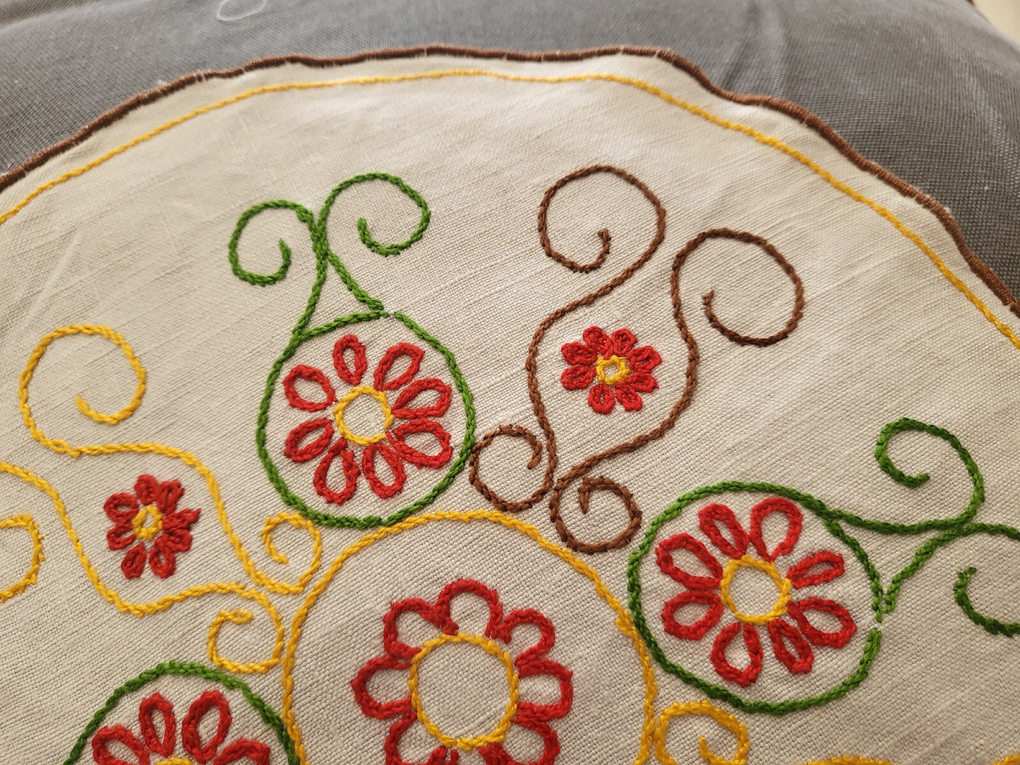 Napperon ancien ou centre de coussin broderie main toile 26,5 cm B6-24