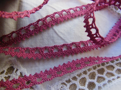 Dentelle vintage en coton rose violine 3 mètres sur 0,9 cm dmc  A2