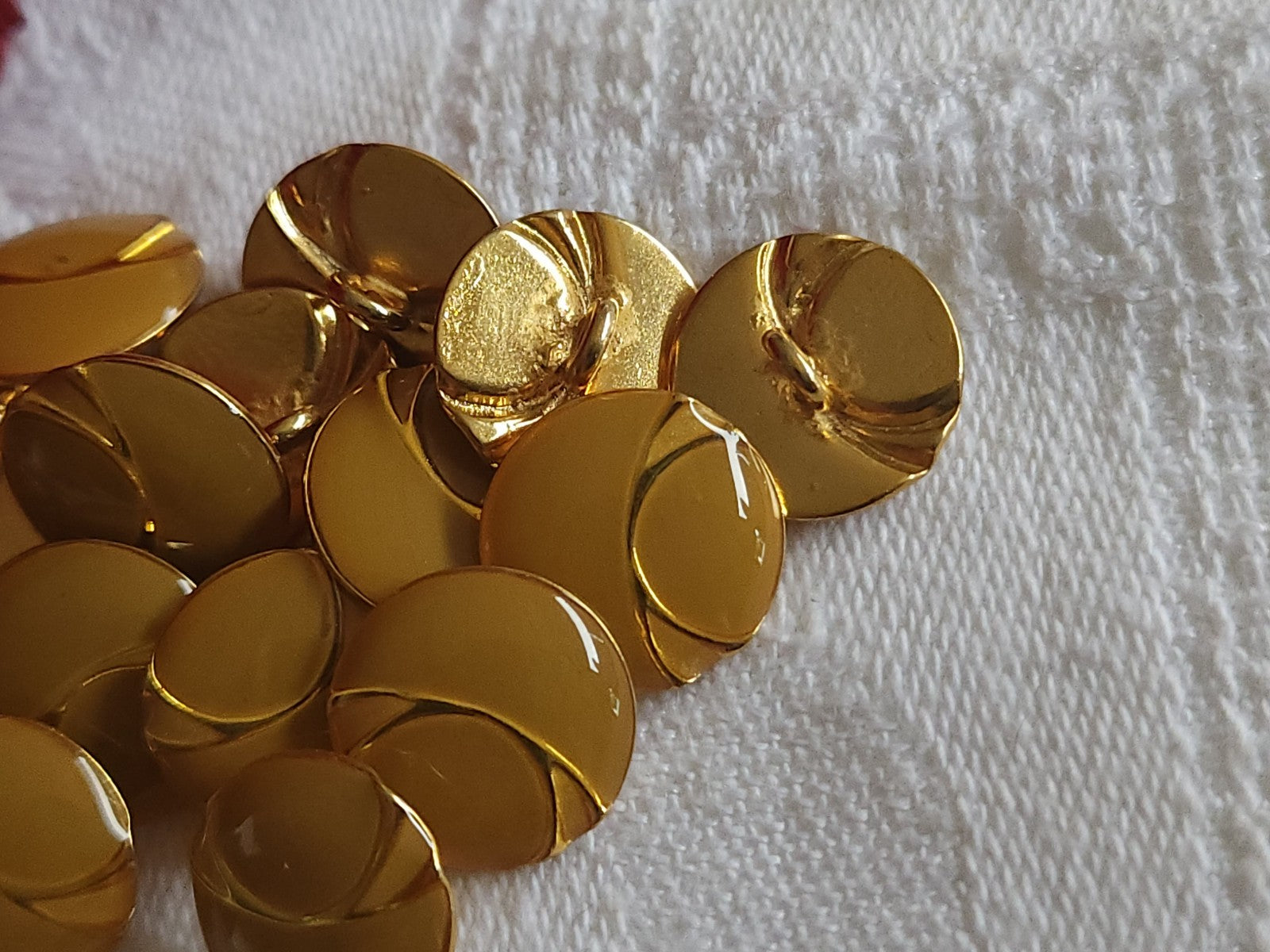 Lot 9 petits boutons en métal marron ocre deux tons 1,2 cm ref 6040