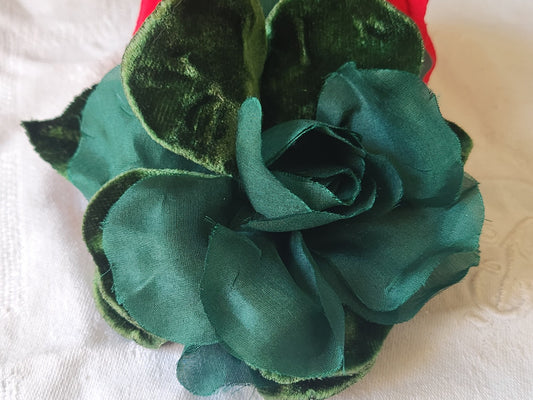 Grosse fleur ancienne vert  montée sur broche velours 11,5 cm  T0-17