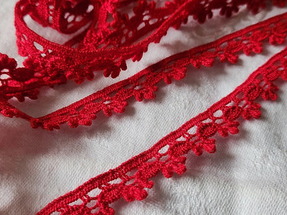 Dentelle vintage rouge  coton 3 métres sur 1,5 cm A6
