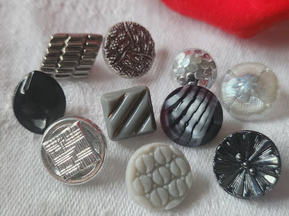 Lot 10 boutons anciens en verre argenté panaché 1,1 à 1,4 cm ref 2127