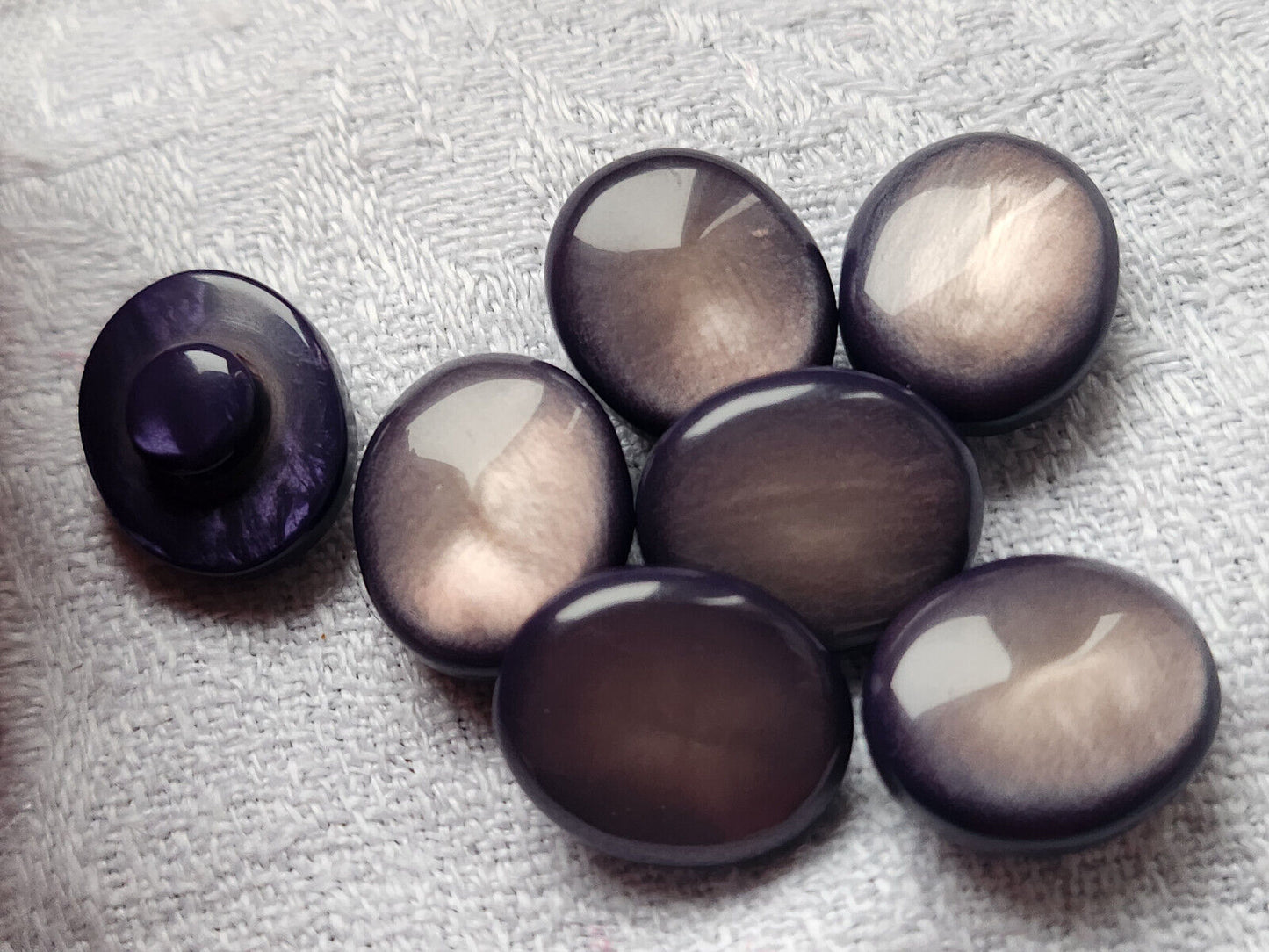 Lot 7 boutons vintage ovale violet à pied coeur nacré  1,3 sur 1,5 cm ref 188