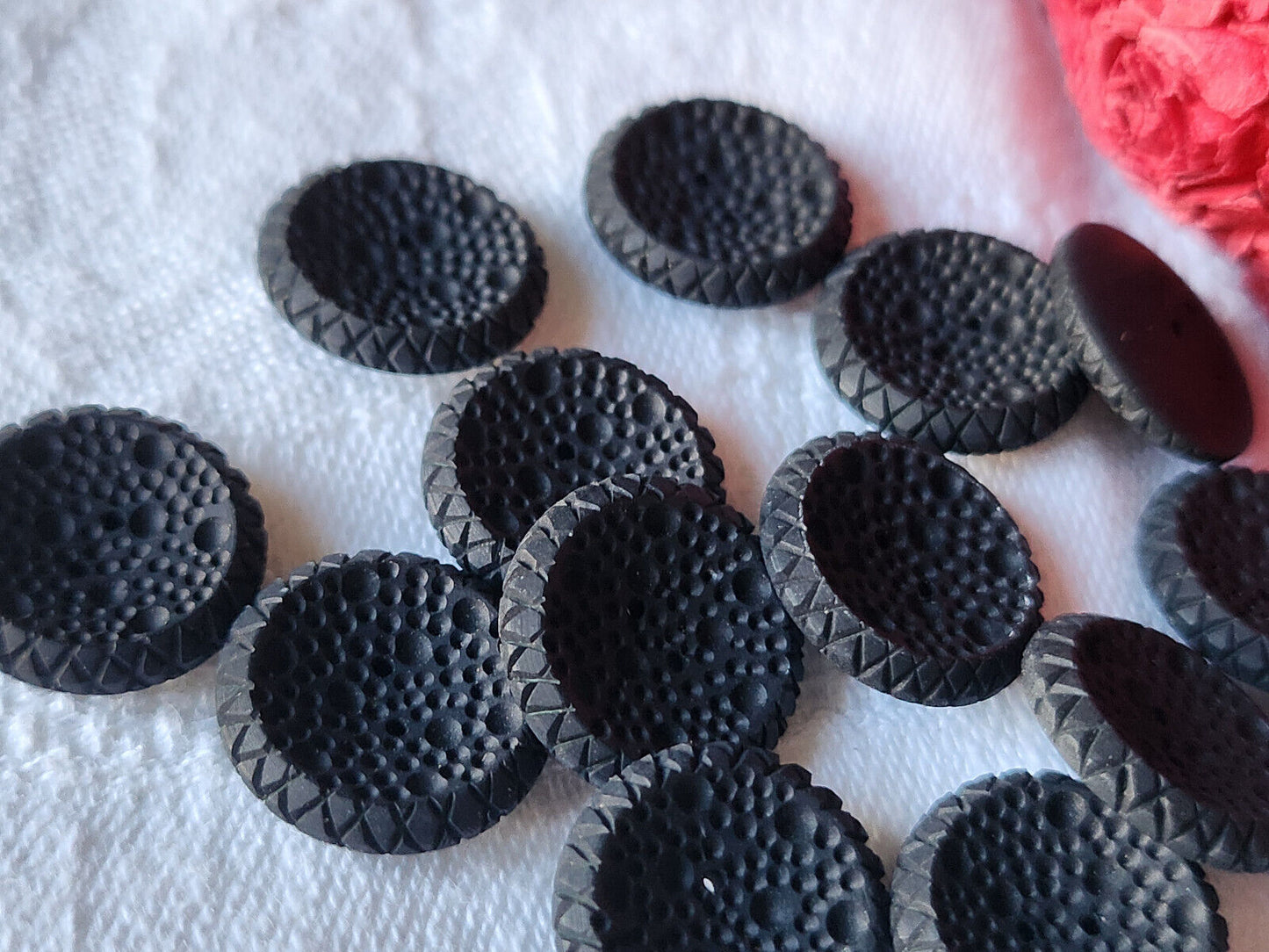 Lot 14 boutons vintage  noir  alveole dentelle relief 1,5 cm ref 5757