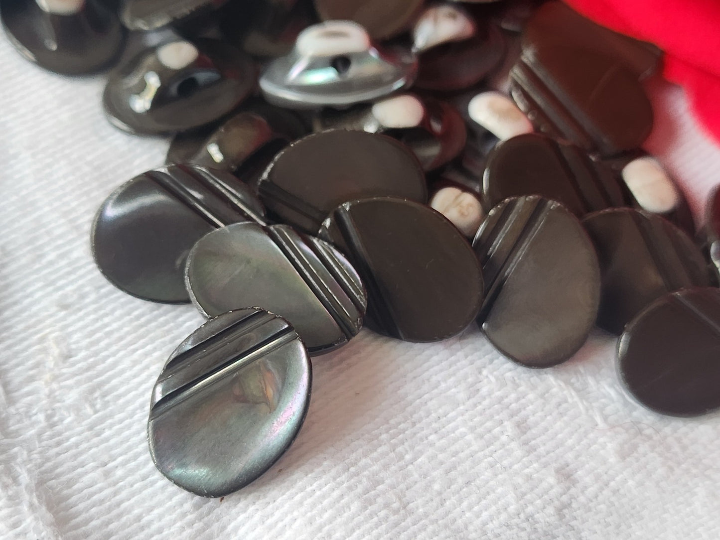 Lot 6 boutons anciens en nacre strié 1,1 sur 1,4 cm gris ovale vintage ref 4853