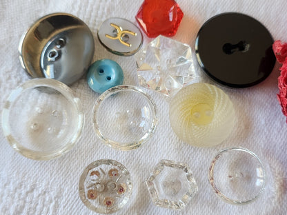 Lot 12 boutons anciens en verre à trous panaché 1 à 2,2 cm ref 5182