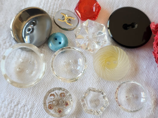 Lot 12 boutons anciens en verre à trous panaché 1 à 2,2 cm ref 5182