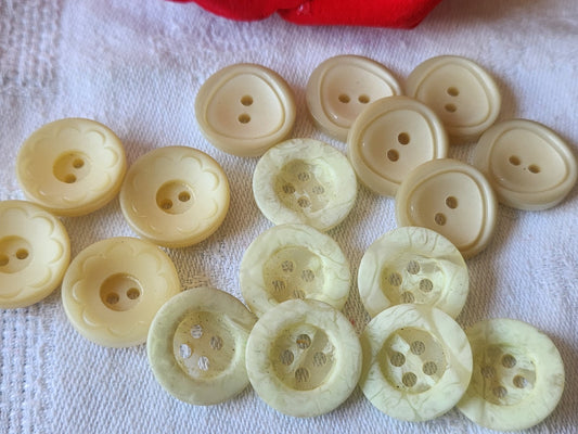 Lot 17 boutons vintage 3 séries tons créme  1,7 et 1,8 cm ref 2646