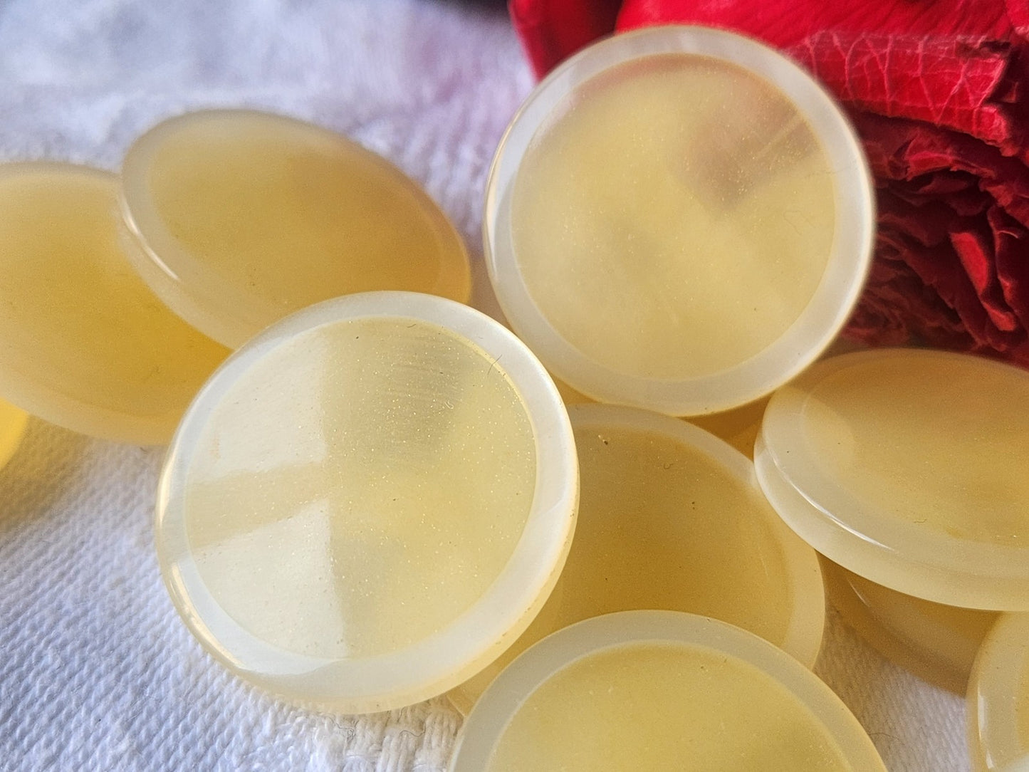Lot 6 gros boutons vintage blanc nacré coeur pied 2,7 cm ref 3767