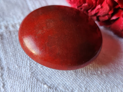 Gros bouton ancien en bois rouge bombé 3,3 cm pied D10T