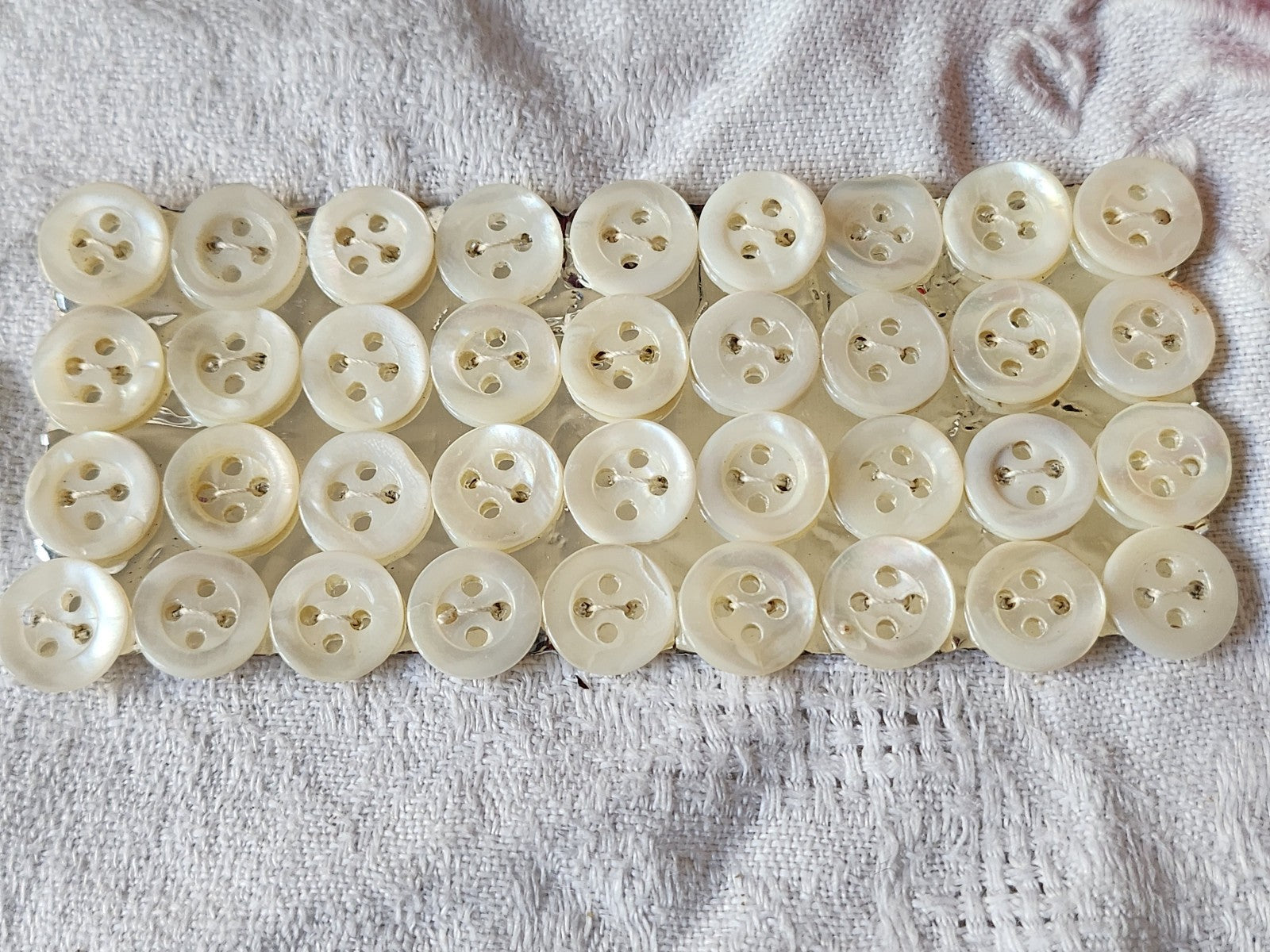 Plaque lot 36 boutons anciens en nacre blanc trous 1 cm corsage mini N°8