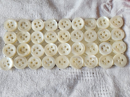 Plaque lot 36 boutons anciens en nacre blanc trous 1 cm corsage mini N°8