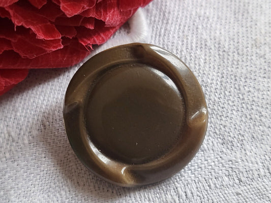 Bouton ancien en celluloïd marron/kaki  travaillé   2,4 cm  noir D7M