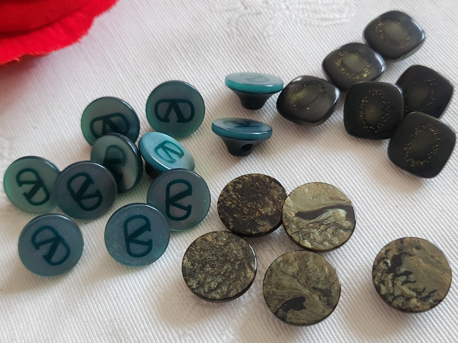 Lot 21 boutons vintage vert 3 séries 1 cm à 1,2 cm à pied ref 6383