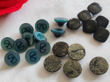 Lot 21 boutons vintage vert 3 séries 1 cm à 1,2 cm à pied ref 6383
