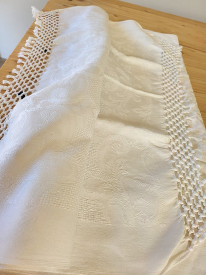Ancien cache torchon ou serviette frangée blanc damassée B6
