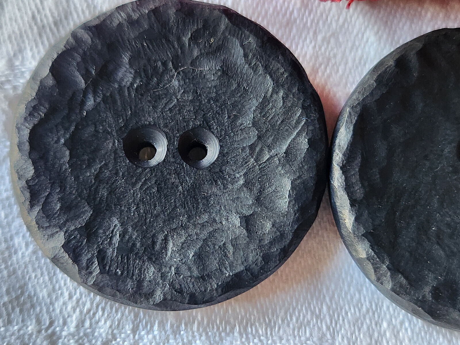 Duo gros boutons vintage noir mat effet martelé XXL 3,9 cm ref 5713