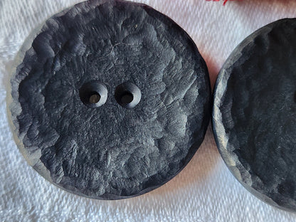 Duo gros boutons vintage noir mat effet martelé XXL 3,9 cm ref 5713
