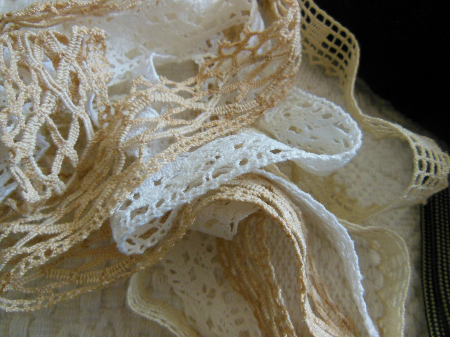 Lot 3 petits coupons de  dentelle ancienne T1-13