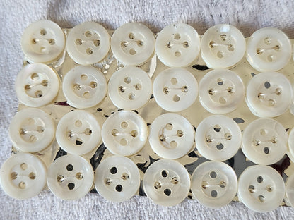 Plaque lot 36 boutons anciens en nacre blanc trous 1 cm corsage mini N°5