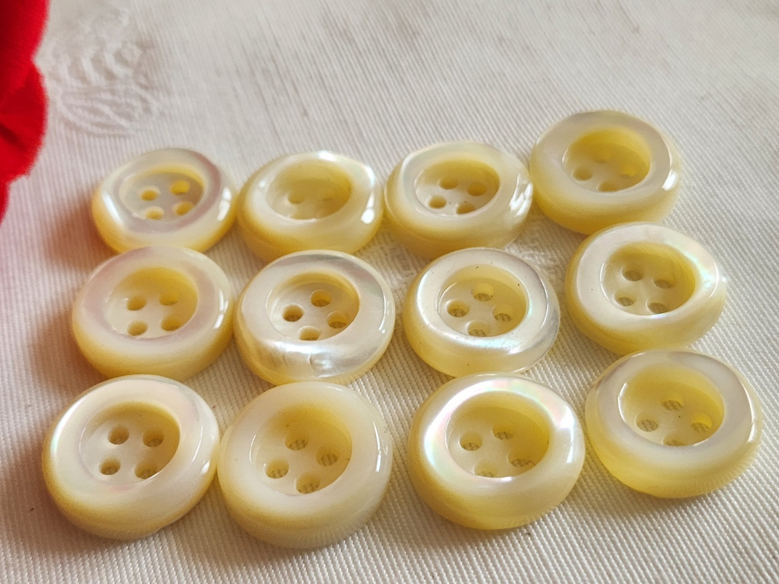 Lot  12 boutons anciens en nacre blanc épais bord 1,7 cm lourd ref  6352