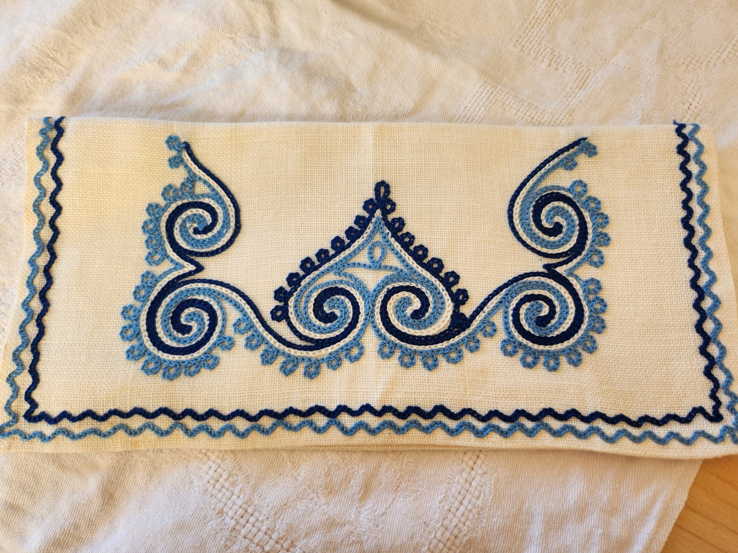 Ancien porte serviette fait main bleu broderie  neuf pochette 12 cm sur 25 cm B8