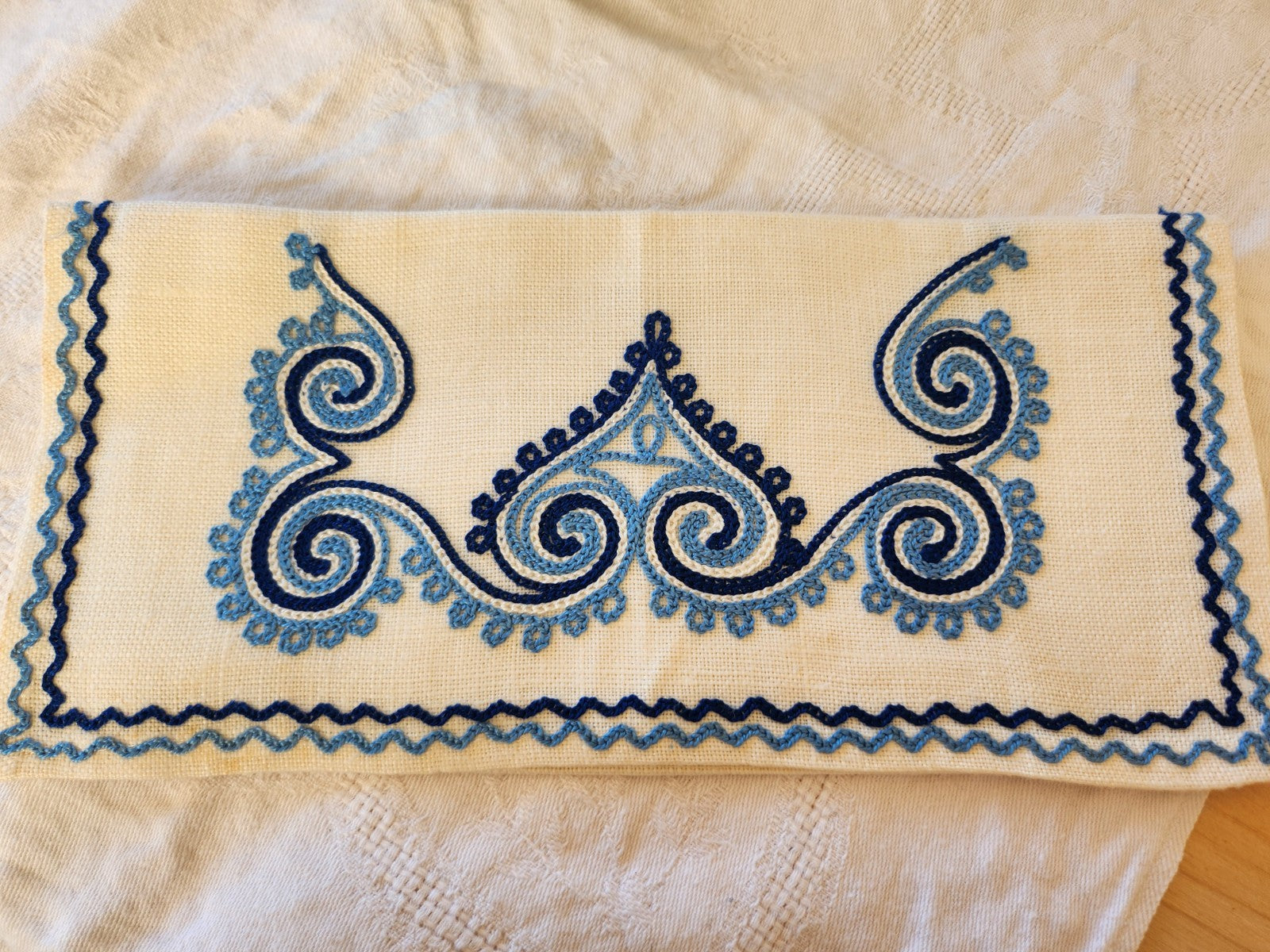 Ancien porte serviette fait main bleu broderie  neuf pochette 12 cm sur 25 cm B8
