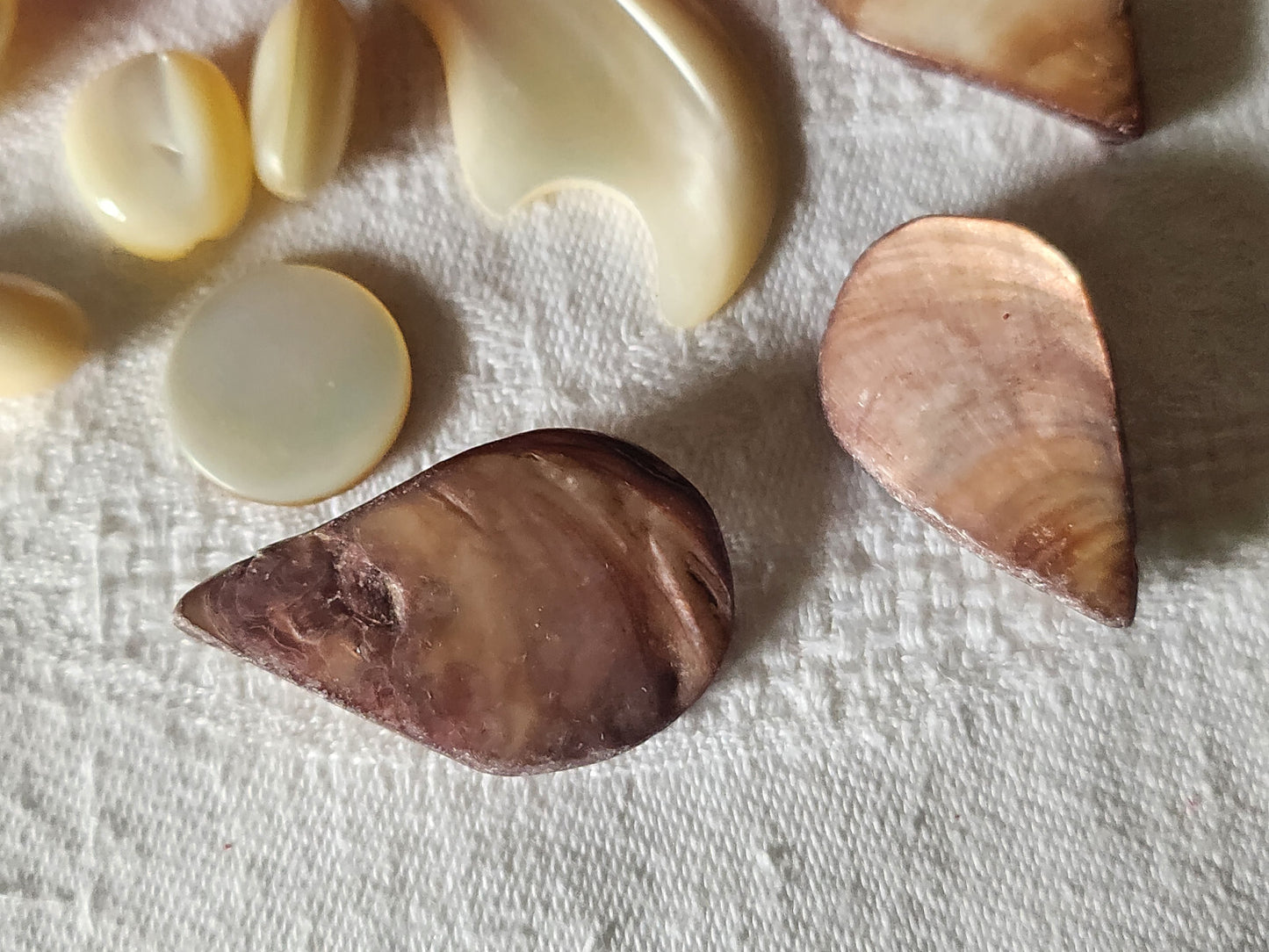 Petit lot de nacre perle, cabochon, pendant.... creation    ref 1153