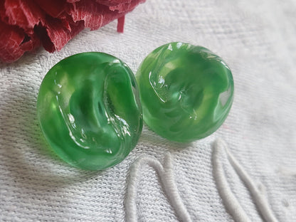 Duo boutons anciens en verre laiteux vert  diamètre 1,7 cm  vintage D11T