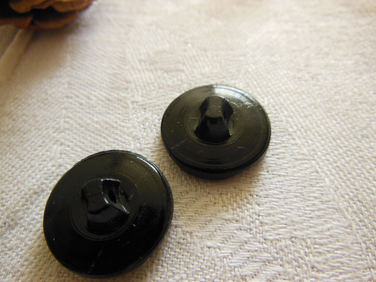 Duo boutons anciens en verre effet hématite gris foncé à pied 1,7 cm  D12T