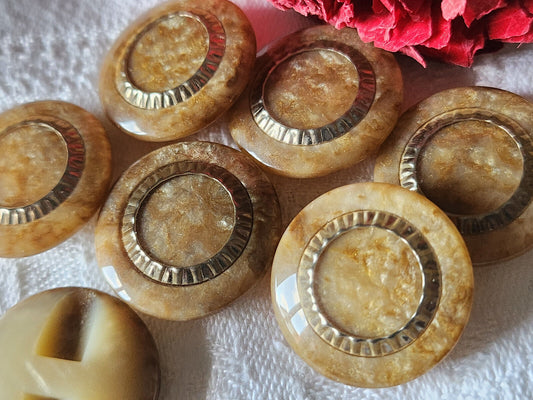 Lot 7 boutons vintage marron clair inclusion 2,2 cm pied ref 3294