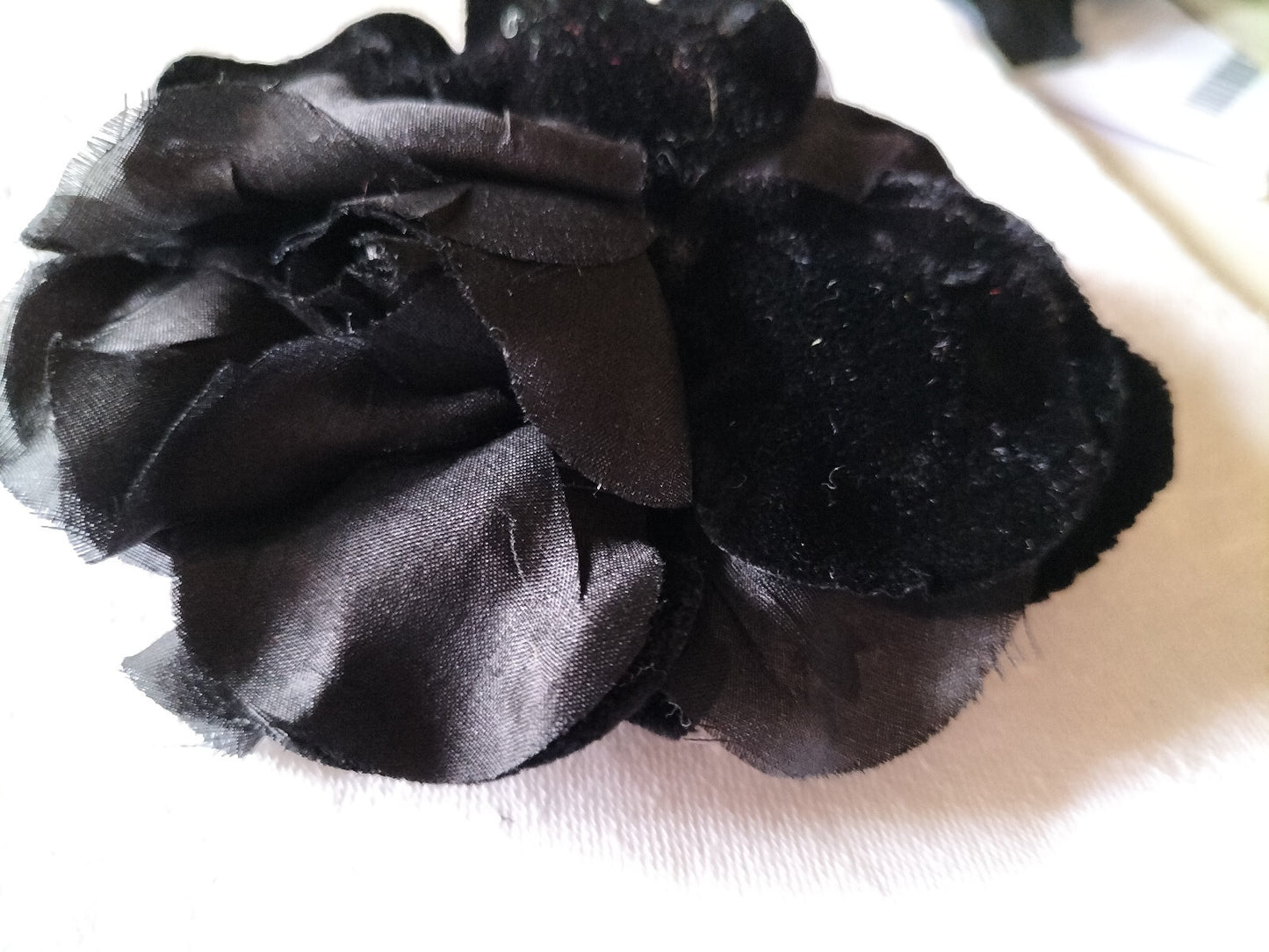 Grosse fleur ancienne noir  montée sur broche velours 11 cm sur 9 cm T0-82