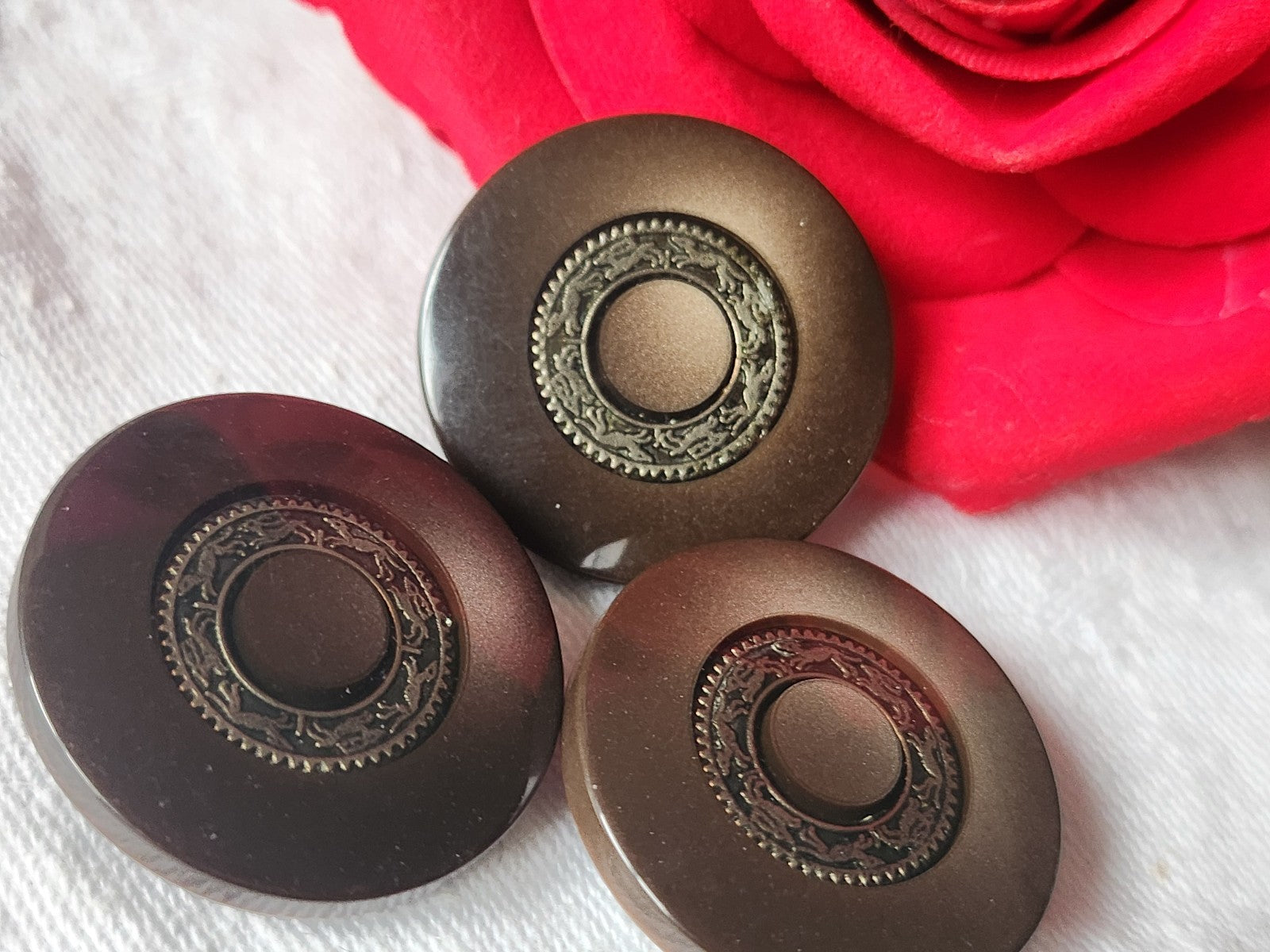 Trio gros boutons vintage marron inclusion doré 2,7 cm ref 5151