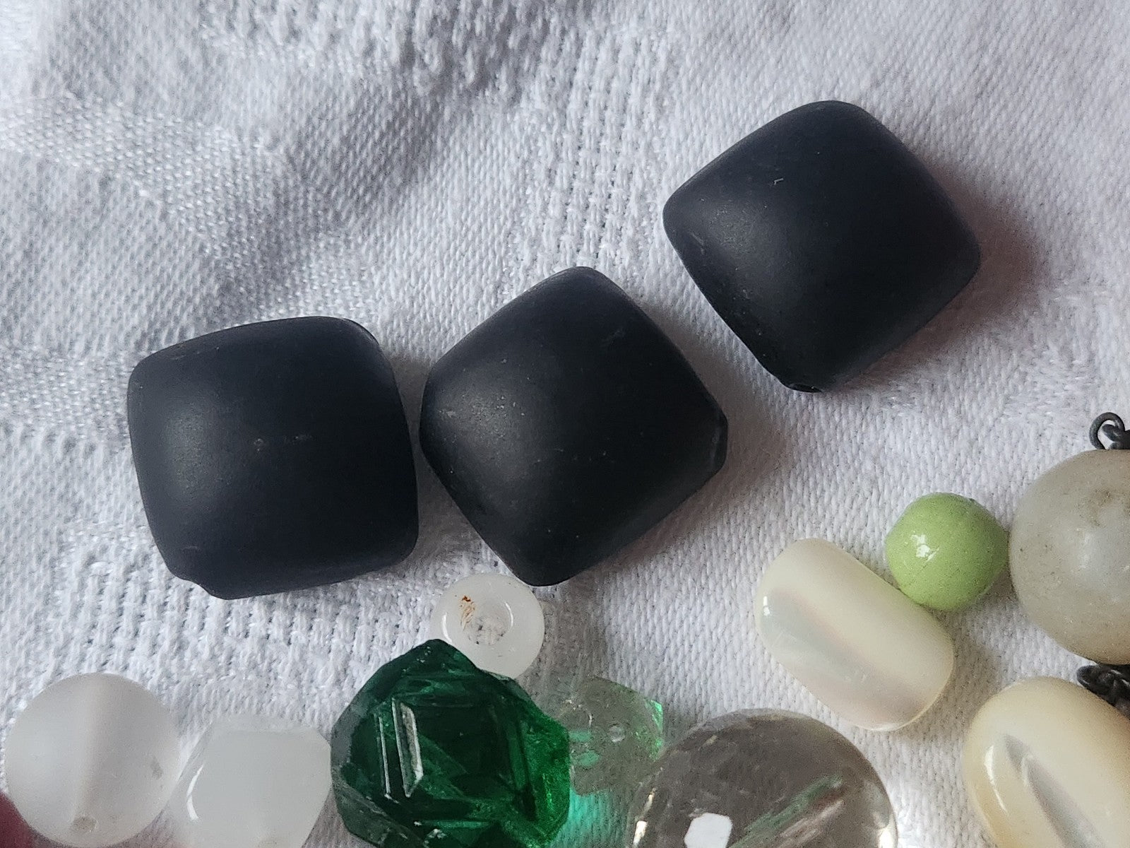 Lot 40 perles anciennes verre nacre panaché 0,7 à 2,2 cm T2