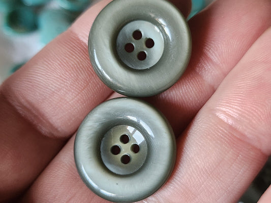 Lot 10 boutons vintage gris lumineux à trous 2,2 cm ref 3228