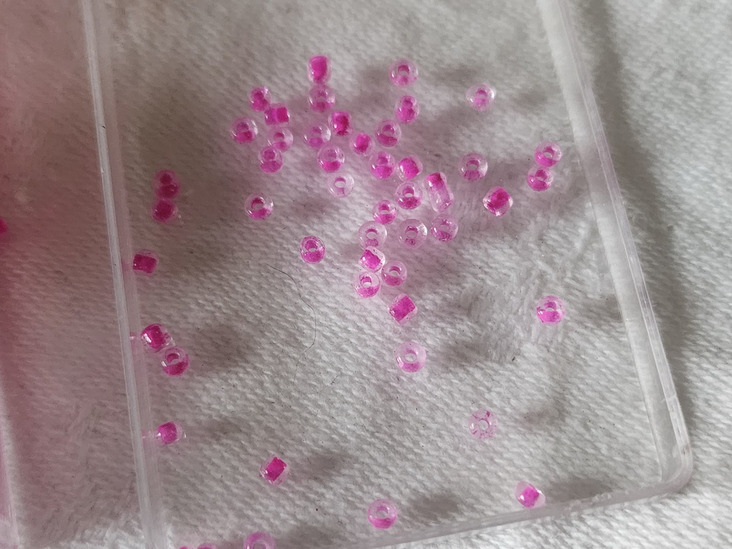 Lot environ 22 grammes de perles de rocaille rose deux tons  n°9