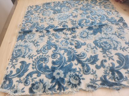 Ancien petit coupon de tapisserie bleu ecru 48 cm sur 53 cm B5