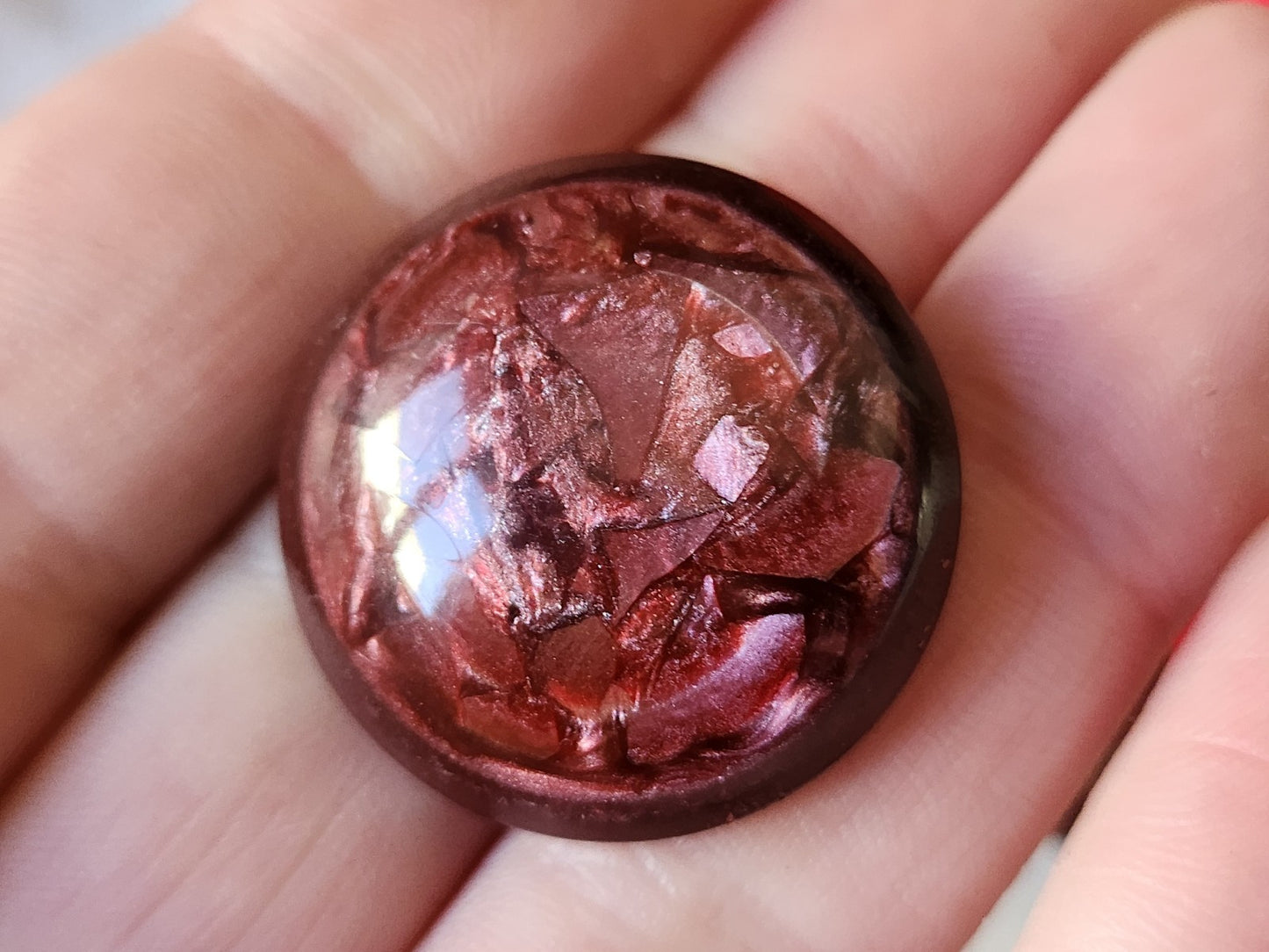 Lumineux bouton ancien prune bombé reflet nacré pied laiton 2,7 cm ref 967
