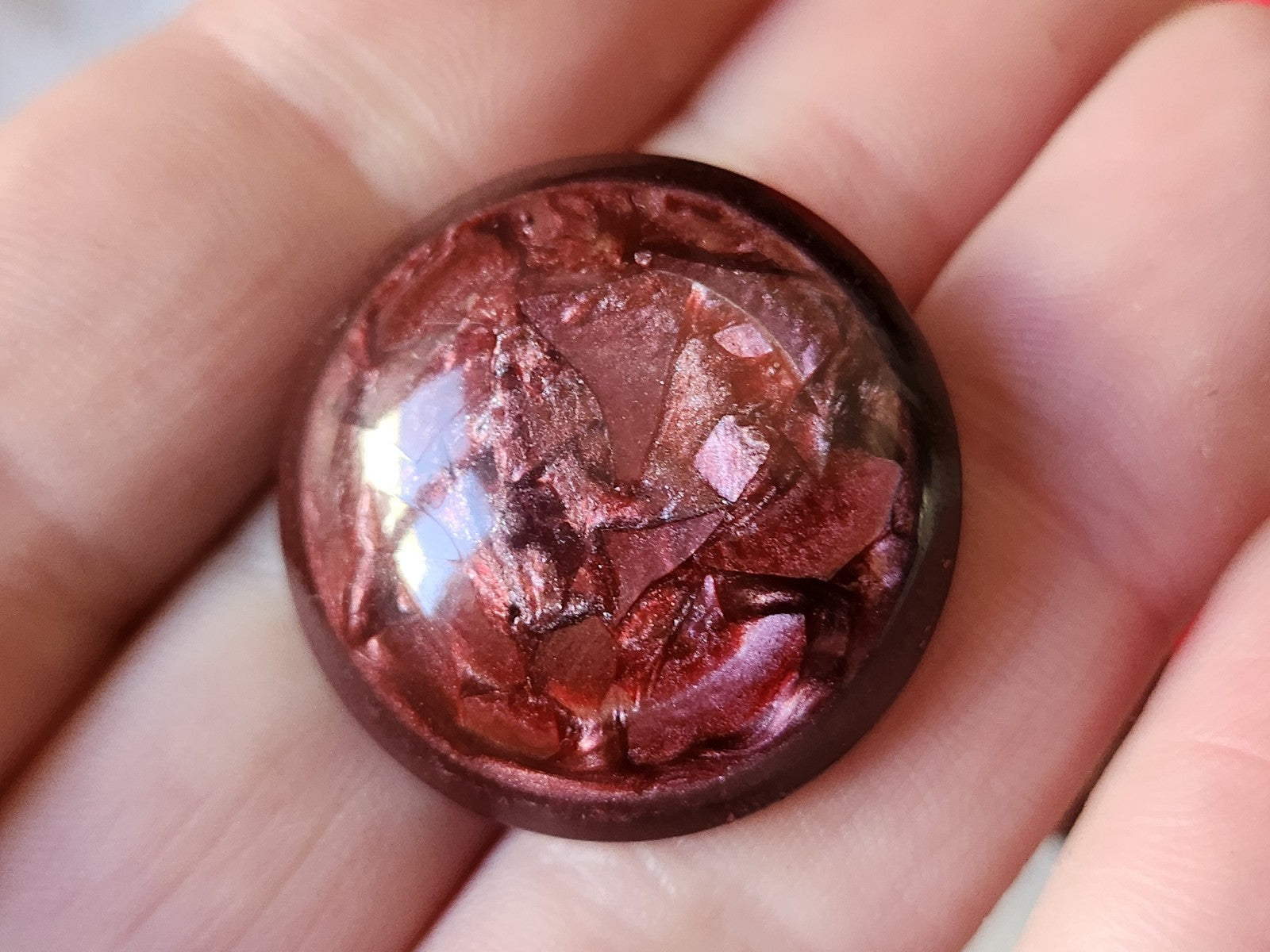 Lumineux bouton ancien prune bombé reflet nacré pied laiton 2,7 cm ref 967