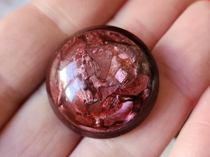 Lumineux bouton ancien prune bombé reflet nacré pied laiton 2,7 cm ref 967