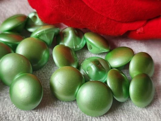 Lot 17 petits boutons vintage vert satiné acrylique pied 1,1 cm ref 502