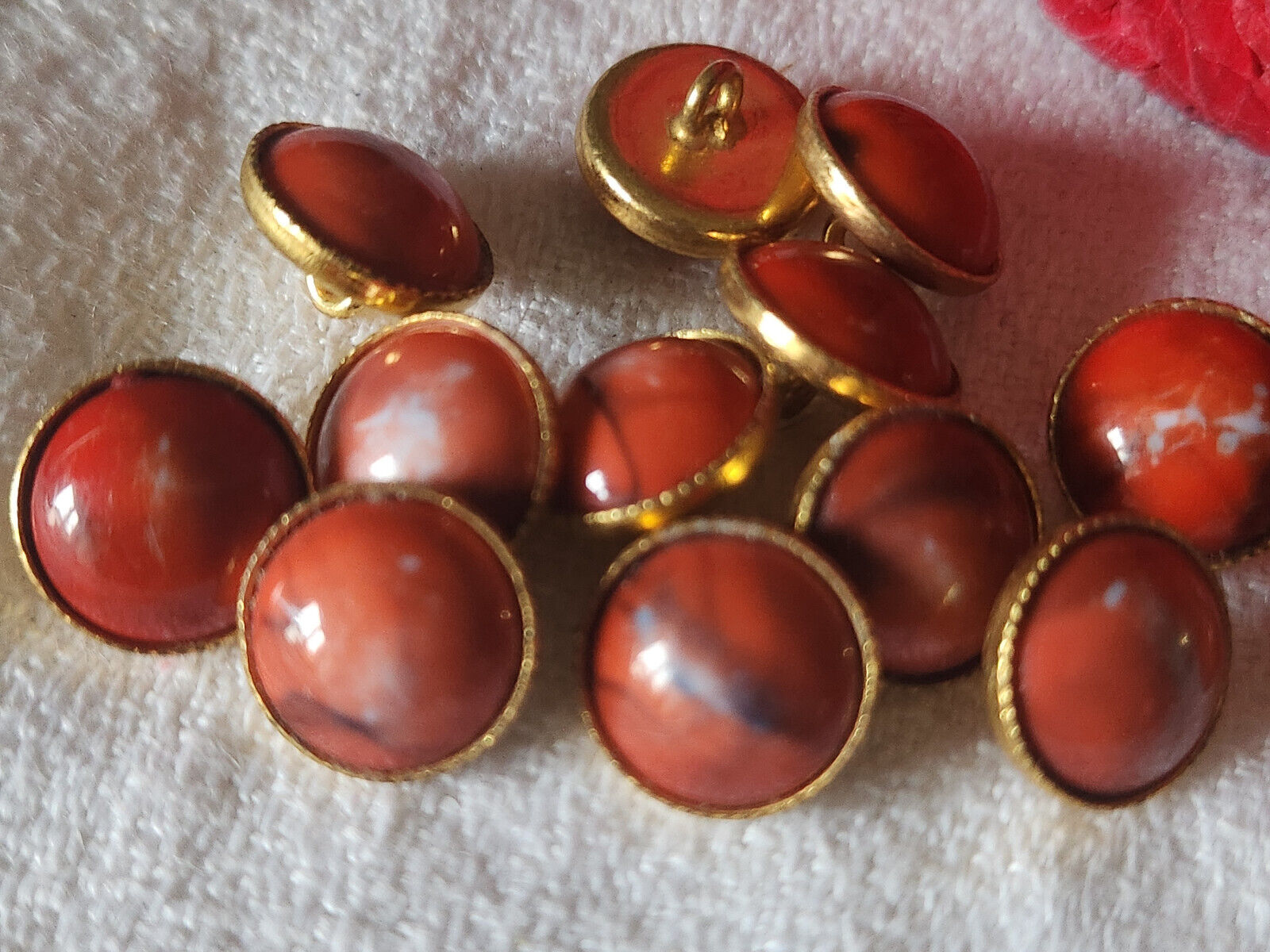 Lot 12 mini boutons vintage rouge pied métal moucheté 1,1 cm ref 4776