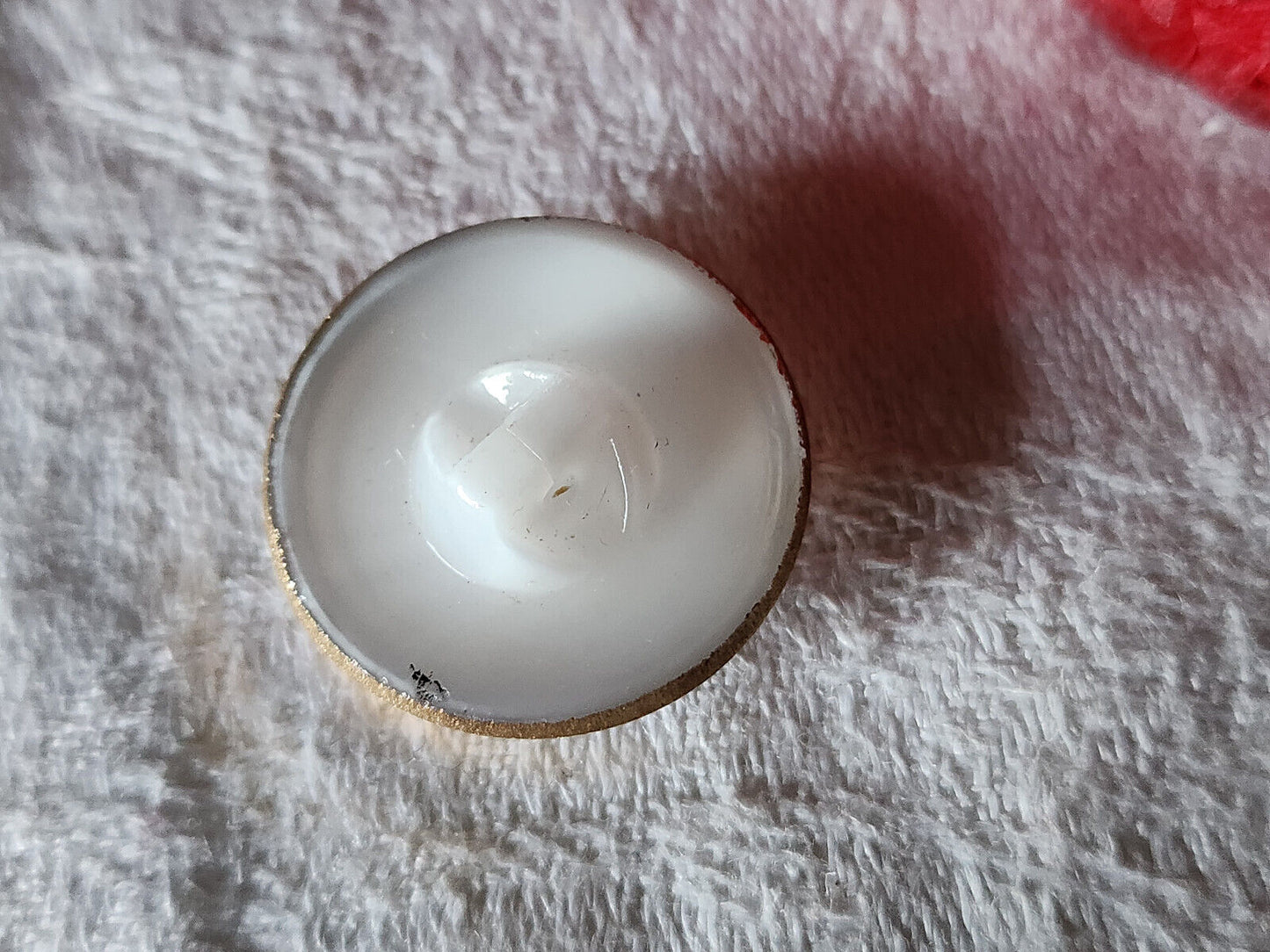 bouton ancien en verre blanc laiteux doré  2,2 cm G8O