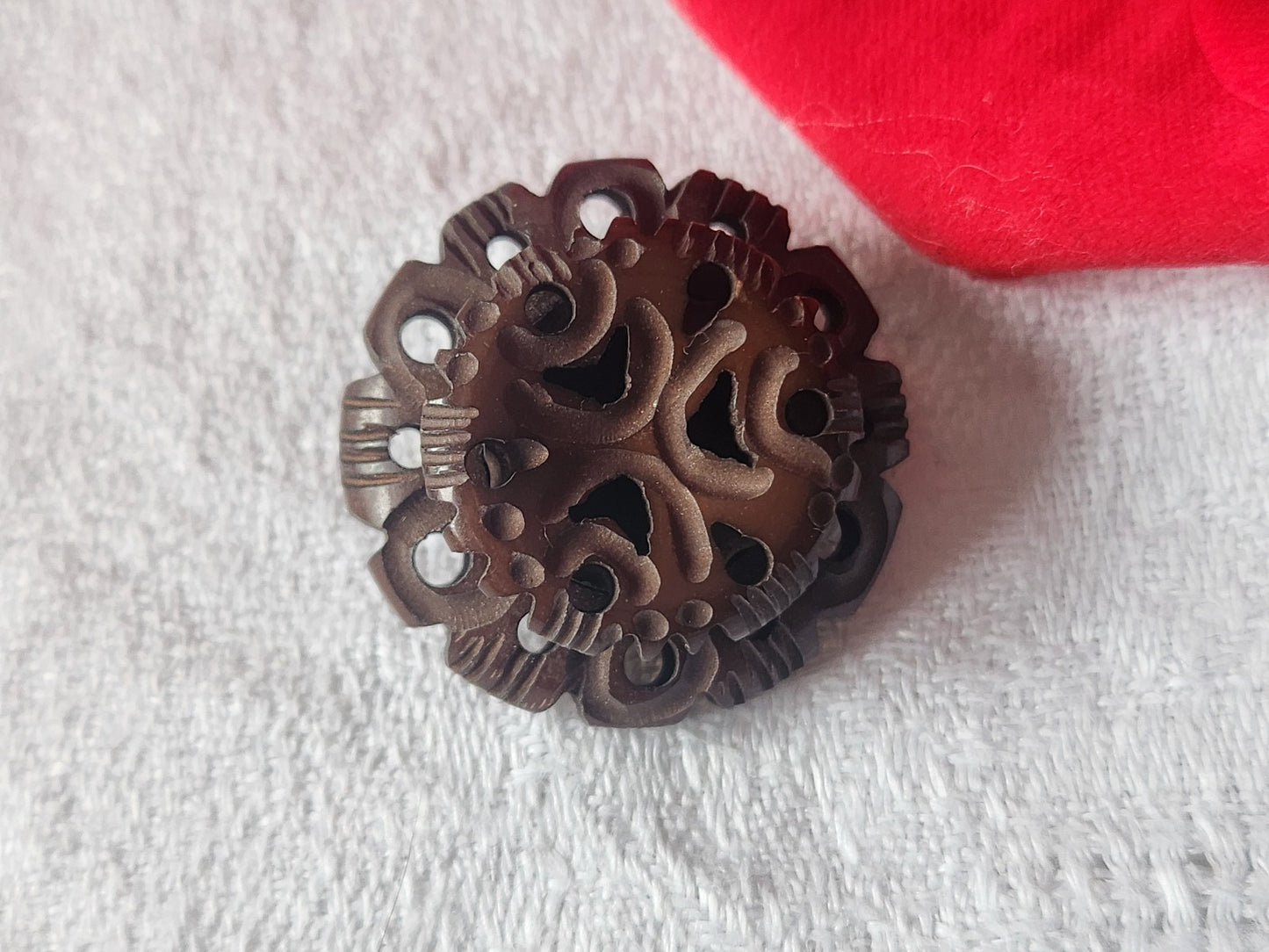 Gros bouton ancien collection marron sculpté joli ajouré motif 2,6 cm ref 3225