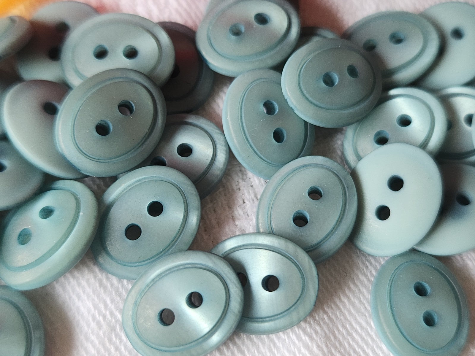 Lot 32 petits boutons vintage bleu ovale à trous  1 cm sur 1,2 cm ref 3573