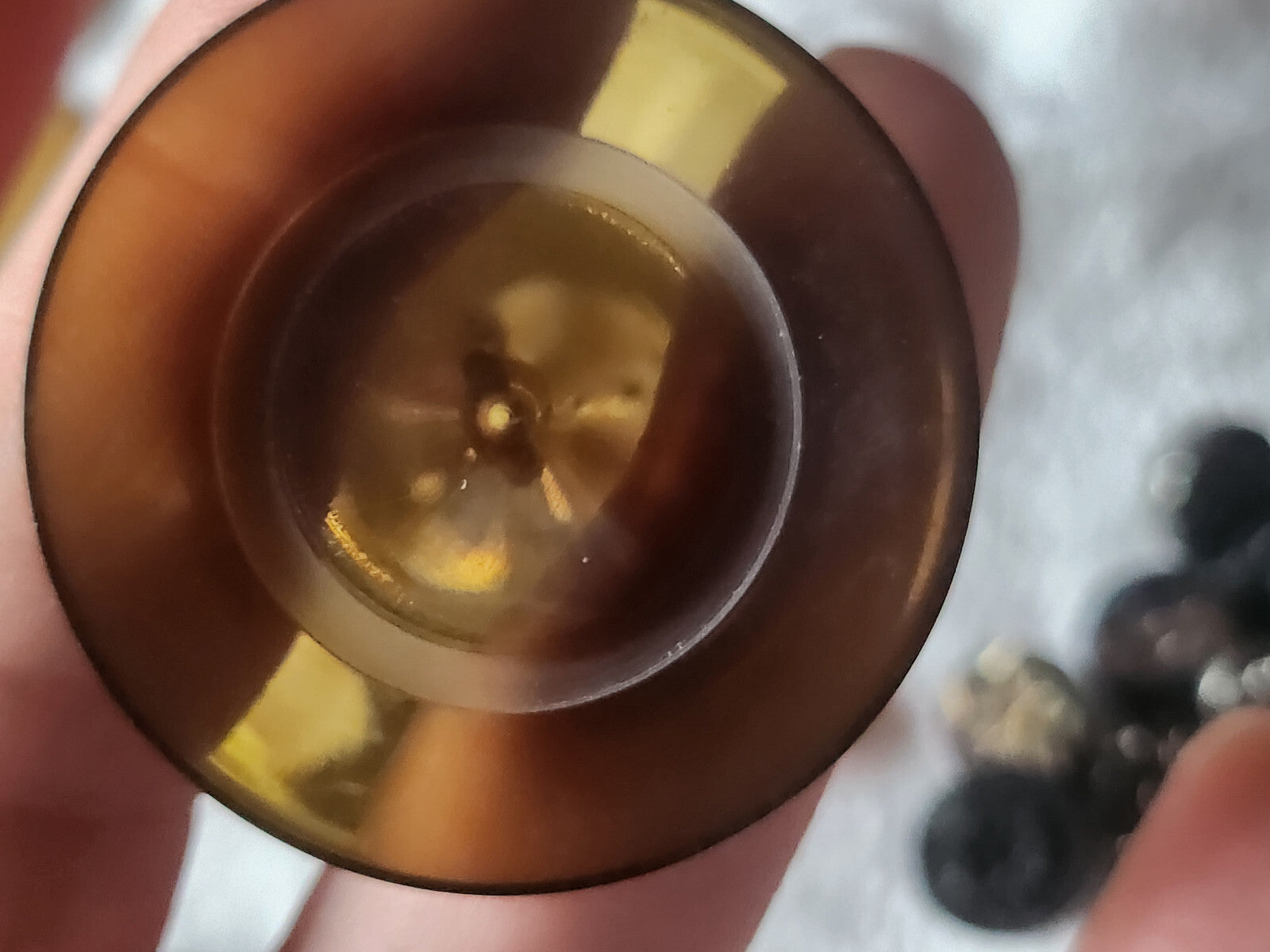 Gros bouton vintage marron fumé pied laiton 4 cm ou 40 mm ref 548