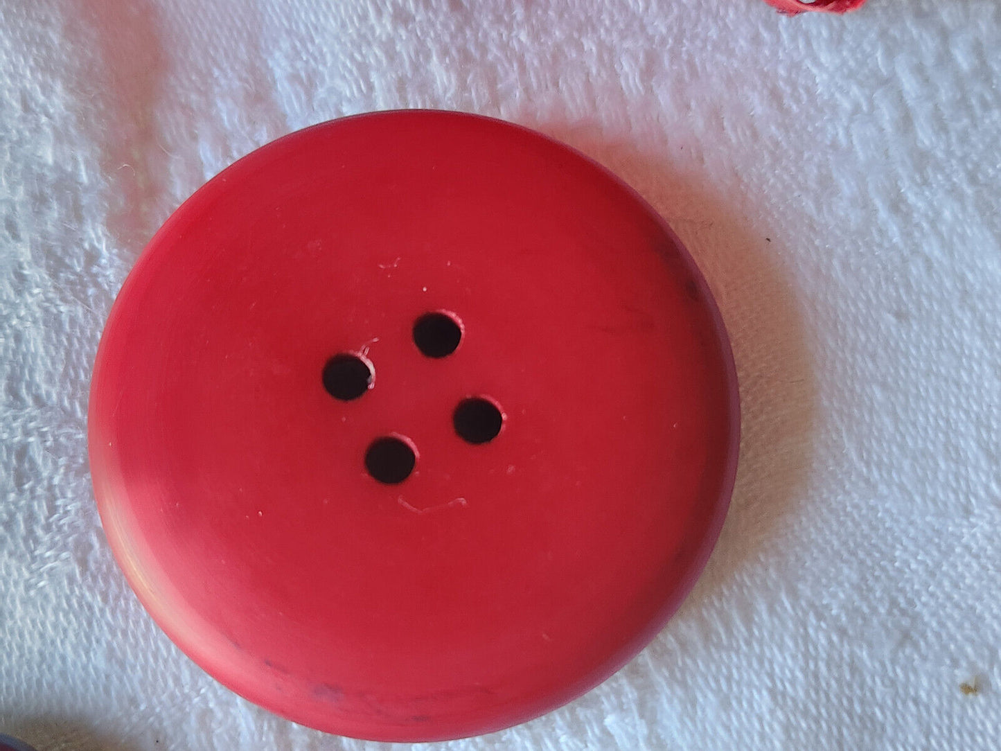 Gros bouton vintage rouge mat travaillé épais trou 4,3 cm / 43 mm XXL ref 5800
