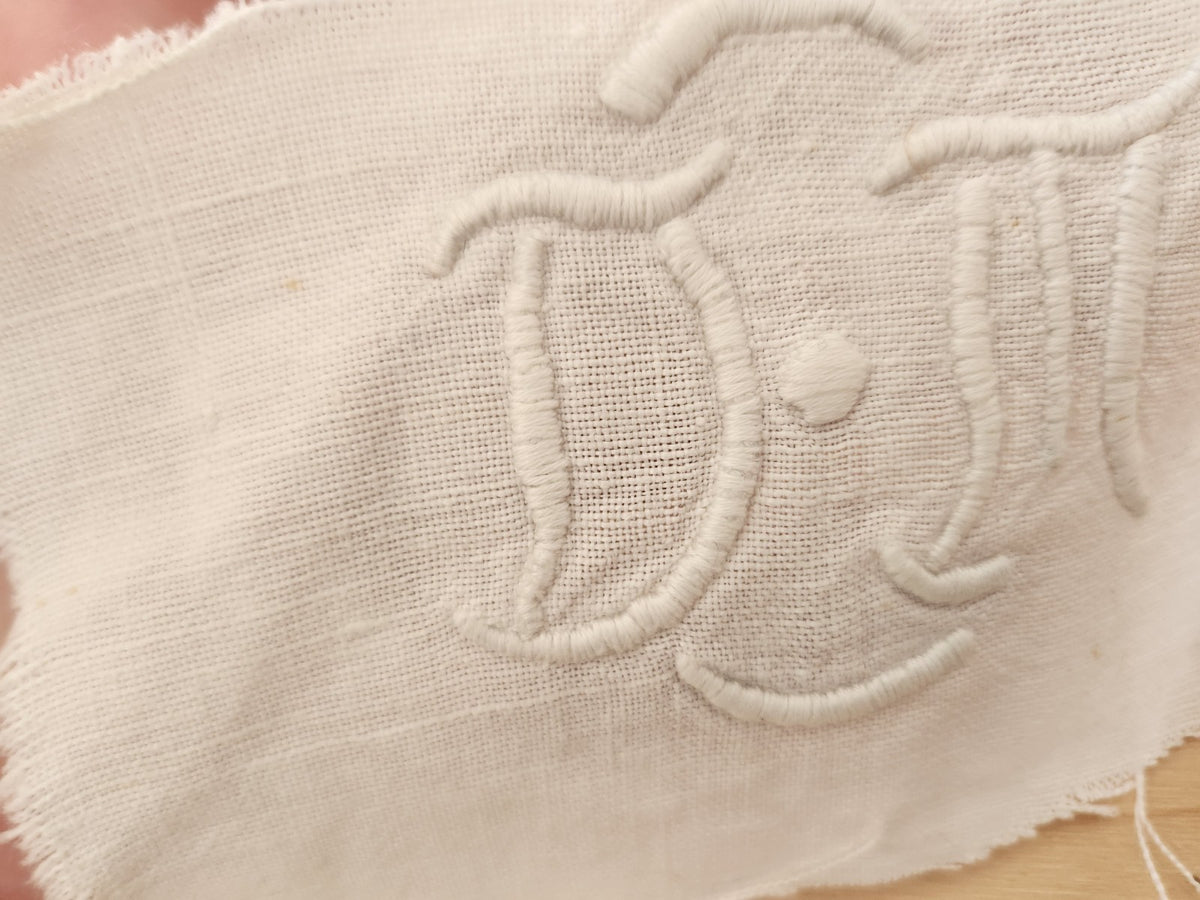 Monogramme ancien DM  pour création récup patchwork couture T3