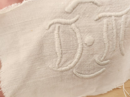 Monogramme ancien DM  pour création récup patchwork couture T3